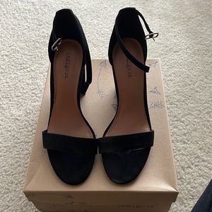BLACK HEELED SANDLE size 7